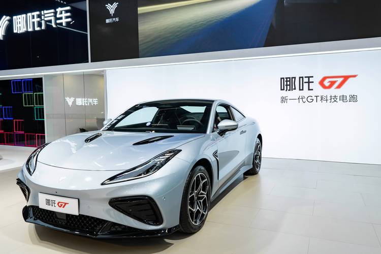 东莞103哪吒汽车在智能汽车领域的表现，领途汽车在新能源汽车市场中的影响力